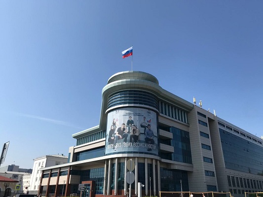 Над УГАТУ взвился самый большой в Уфе государственный флаг России