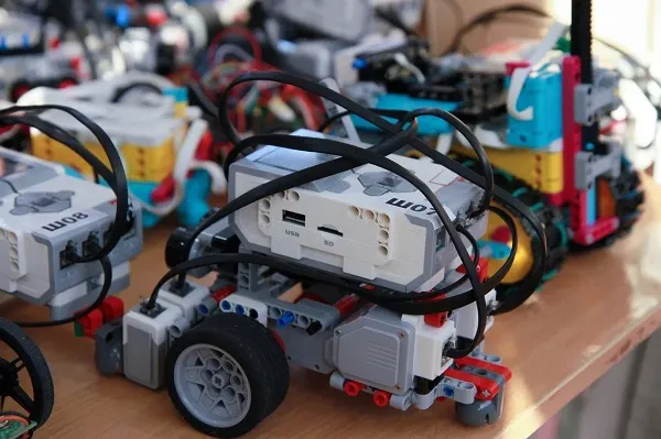 Ученые Уфимского университета разработали 90-килограммового боевого робота, ставшего "учебным пособием" для студентов