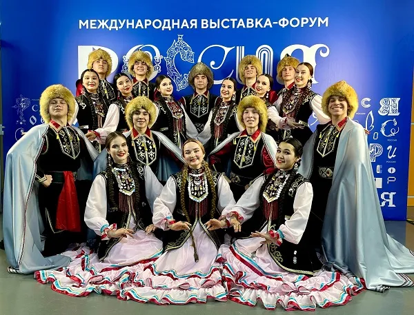 На выставке-форуме «Россия» в Москве своим выступлением наш ансамбль «Айтуган» вызвал бурные овации зрителей