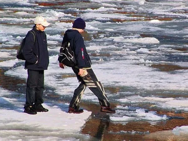 Эксперт УУНиТ рассказал, что делать, если человек провалился под лед