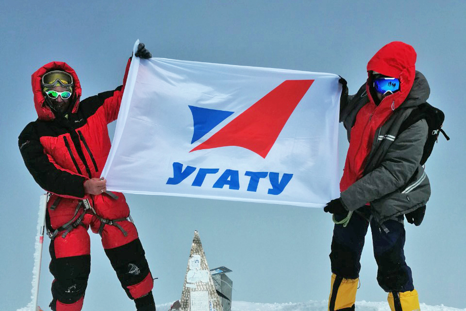 Флаги УГАТУ на крыше Кавказа
